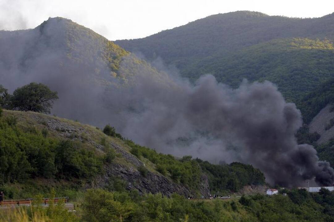 NATO taikdariai perėmė kontrolę sudegintame Kosovo pasienio poste
