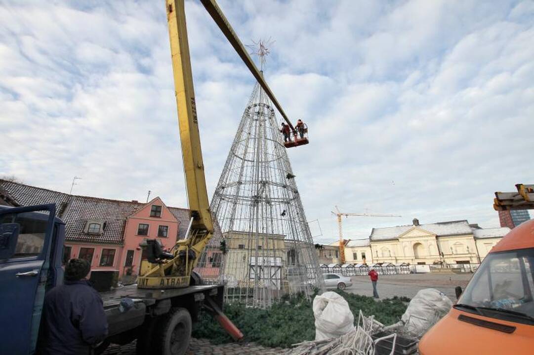 Klaipėdoje nupuošiama miesto kalėdinė eglė 