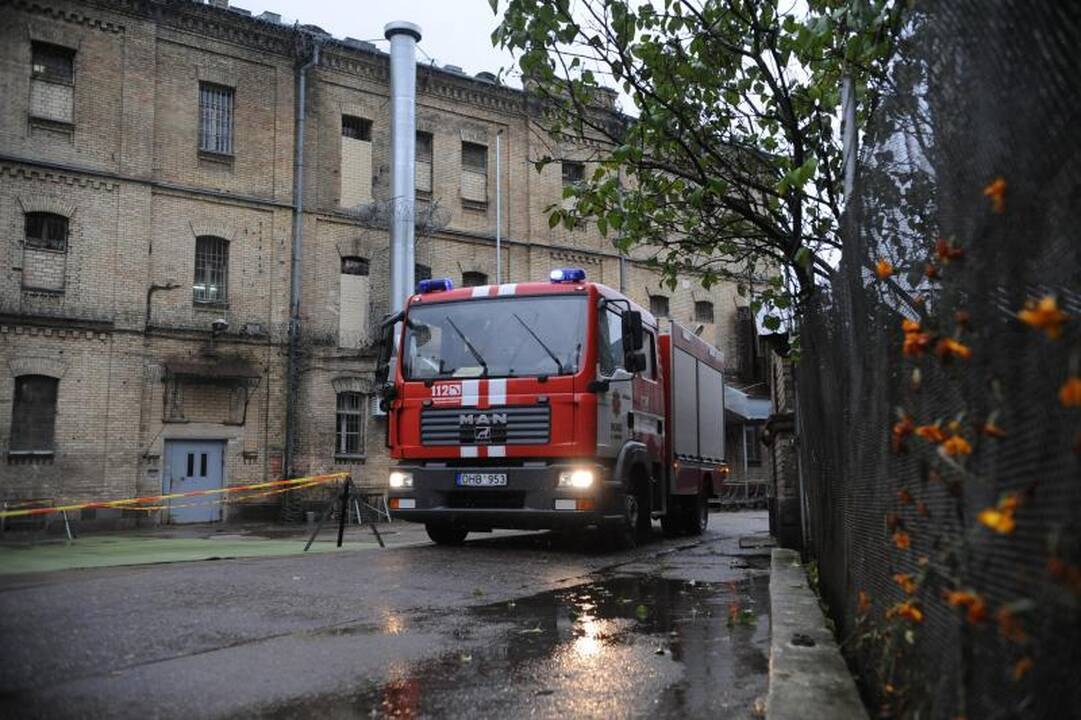 Pratybos Lukiškėse: kaip malšinti gaisrą ir riaušes