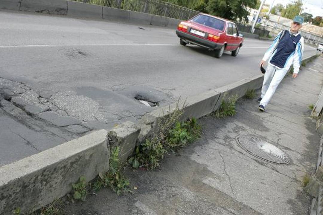 Panemunės tiltas griūva pats, irti jam padeda ir vairuotojai (papildyta)