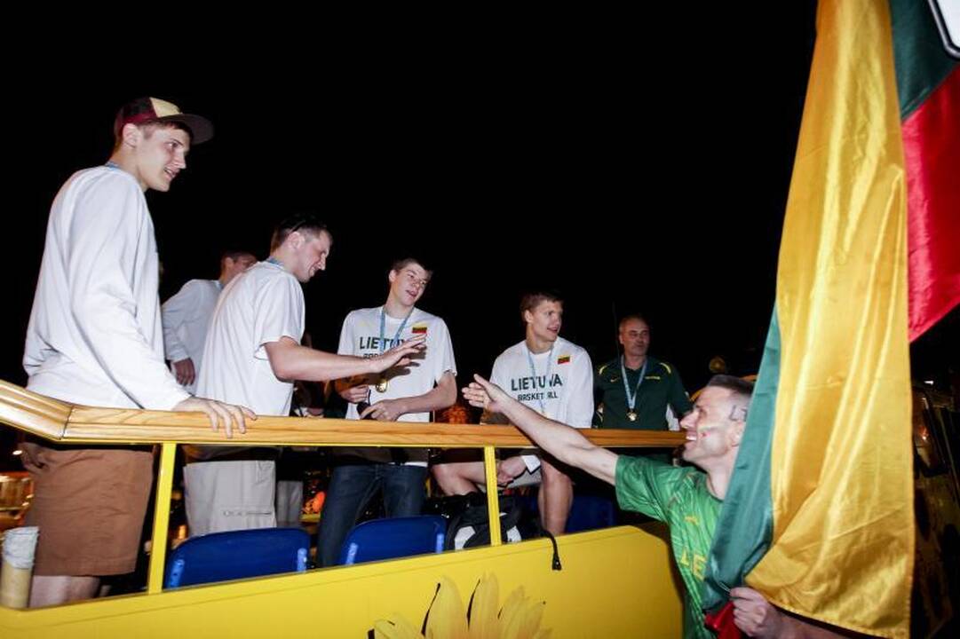 Auksinę jaunimo rinktinę iškilmingai pasitiko sirgaliai