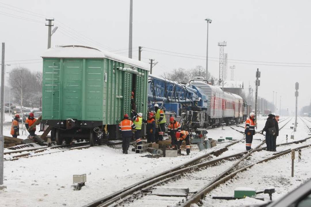 Rimkų pervažoje – nuvirtęs šilumvežis   