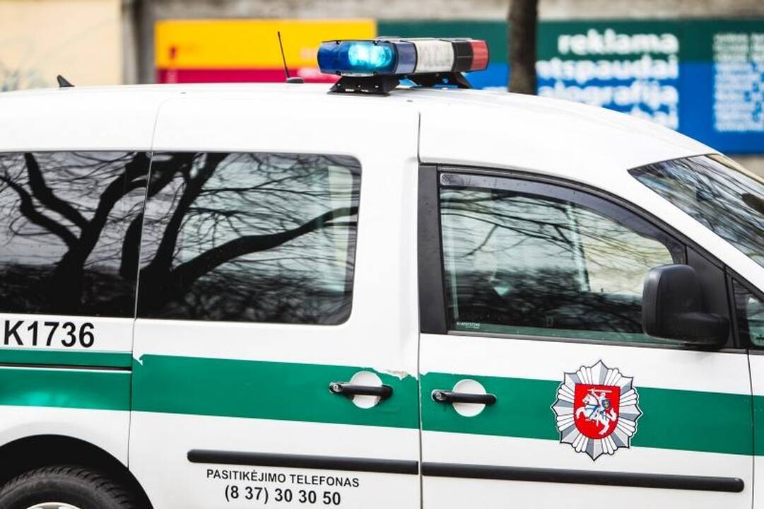 Chuliganai užpuldinėjo žmones ir laipiojo per automobilius