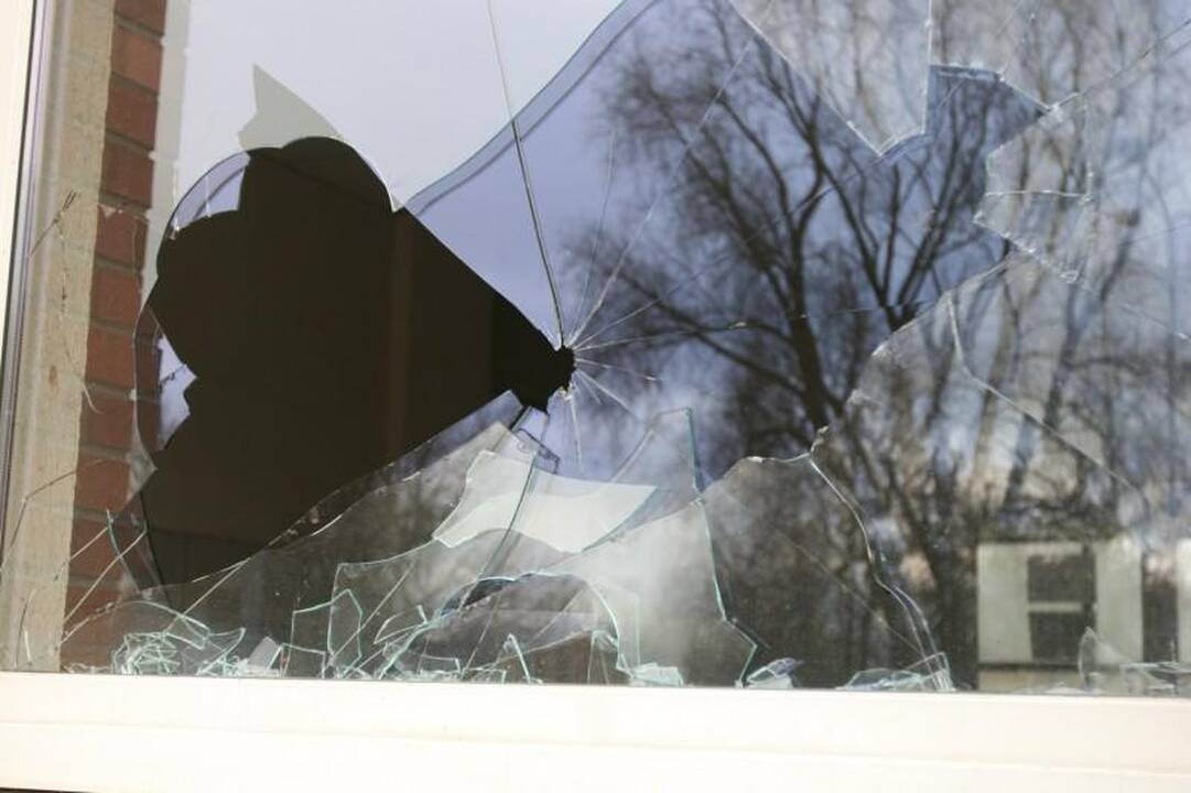 Naktį siautėjo neblaivus ginkluotas policininkas 