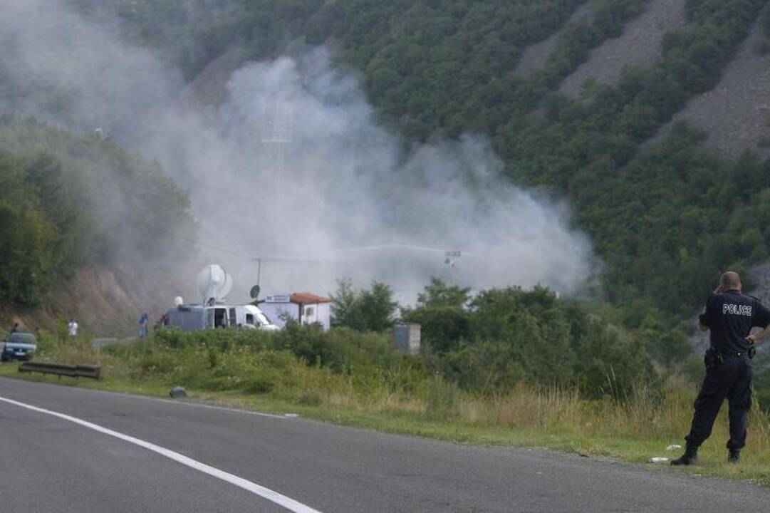 NATO taikdariai perėmė kontrolę sudegintame Kosovo pasienio poste