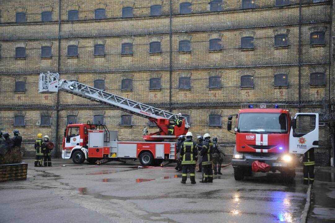 Pratybos Lukiškėse: kaip malšinti gaisrą ir riaušes