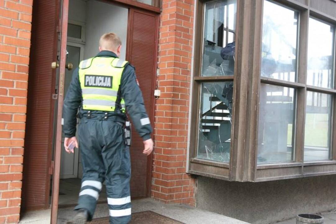 Naktį siautėjo neblaivus ginkluotas policininkas 