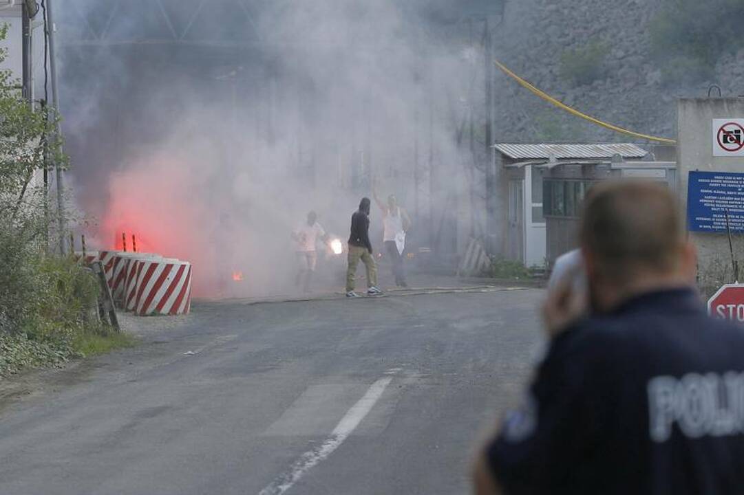 NATO taikdariai perėmė kontrolę sudegintame Kosovo pasienio poste