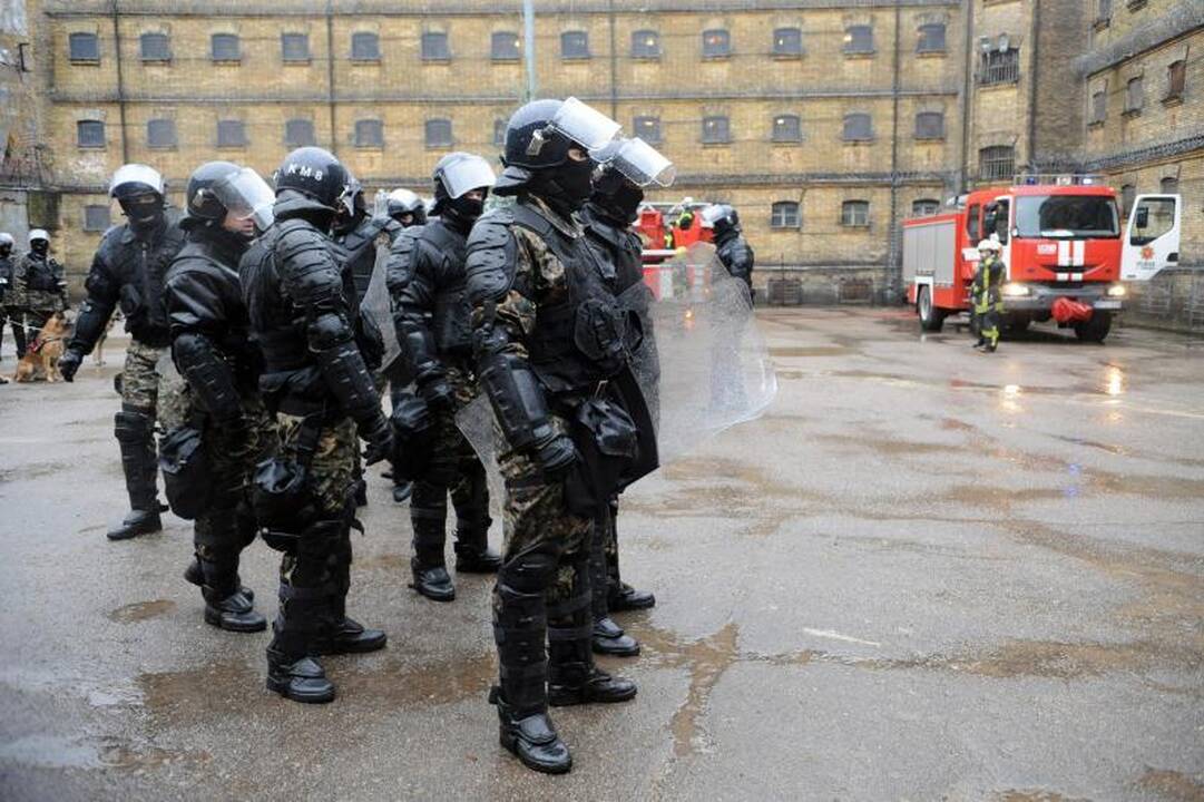 Pratybos Lukiškėse: kaip malšinti gaisrą ir riaušes