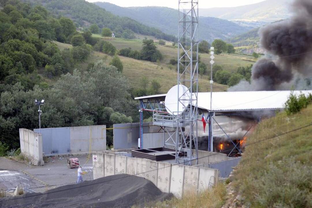 NATO taikdariai perėmė kontrolę sudegintame Kosovo pasienio poste