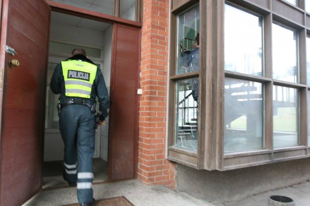 Naktį siautėjo neblaivus ginkluotas policininkas 
