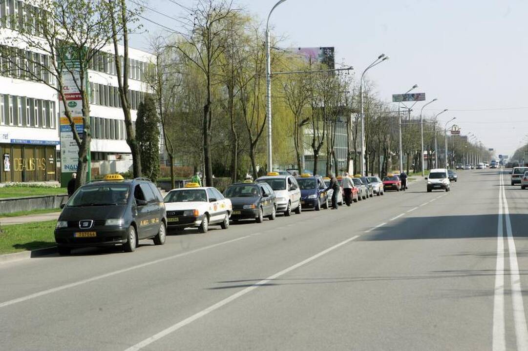 Miesto gatves okupavo įpykę taksistai   