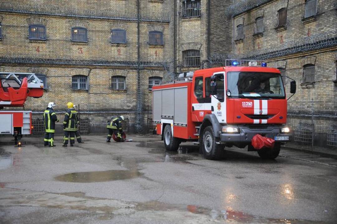 Pratybos Lukiškėse: kaip malšinti gaisrą ir riaušes