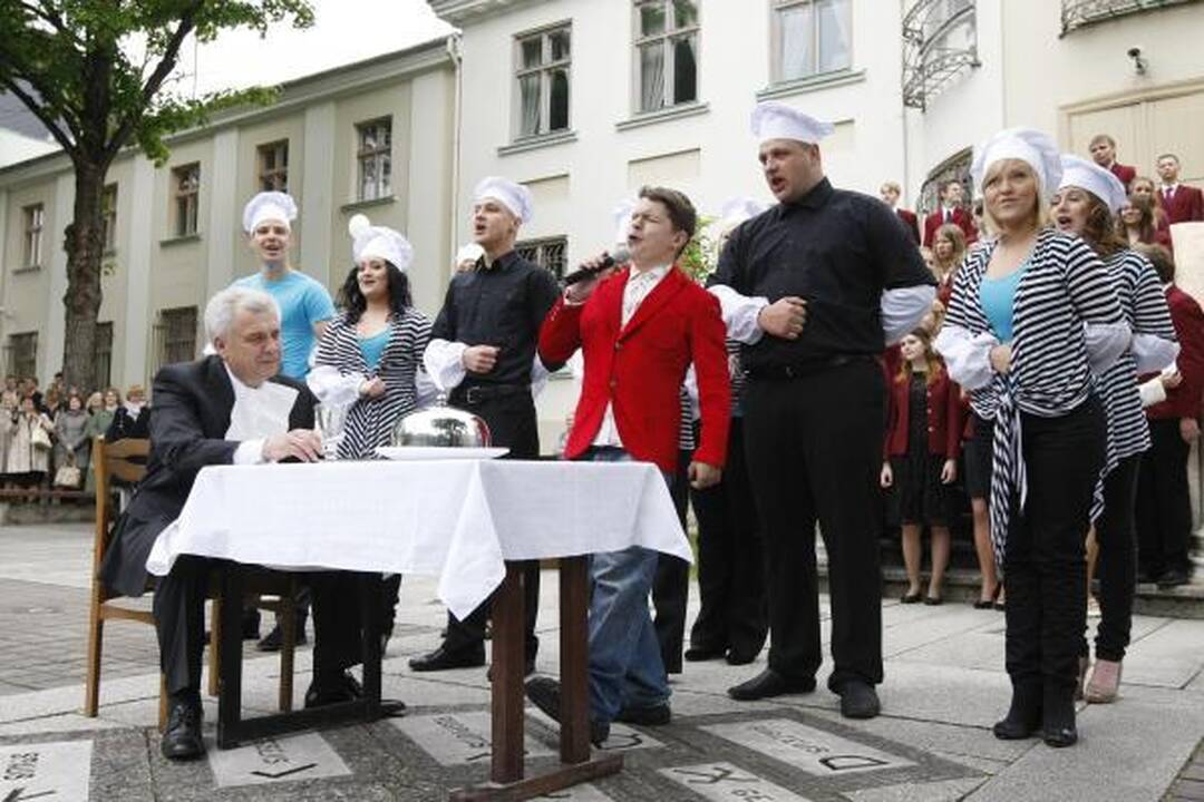 Klaipėdos abiturientams nuskambėjo paskutinis skambutis 