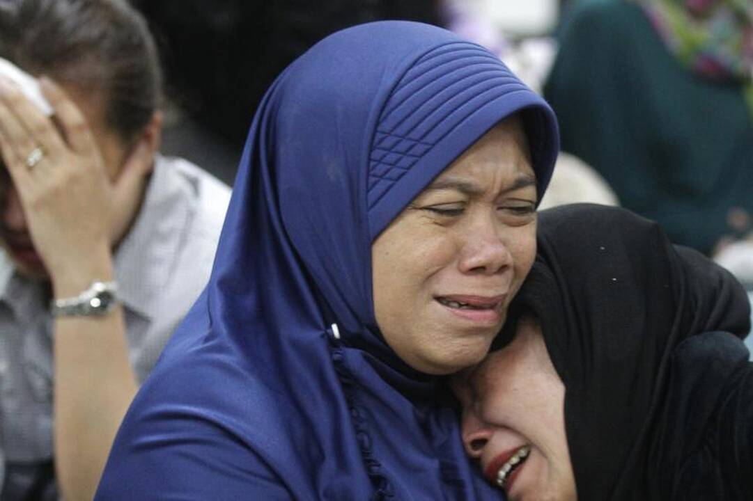 Indonezijoje sudužus lėktuvui likusių gyvų žmonių kol kas nerasta