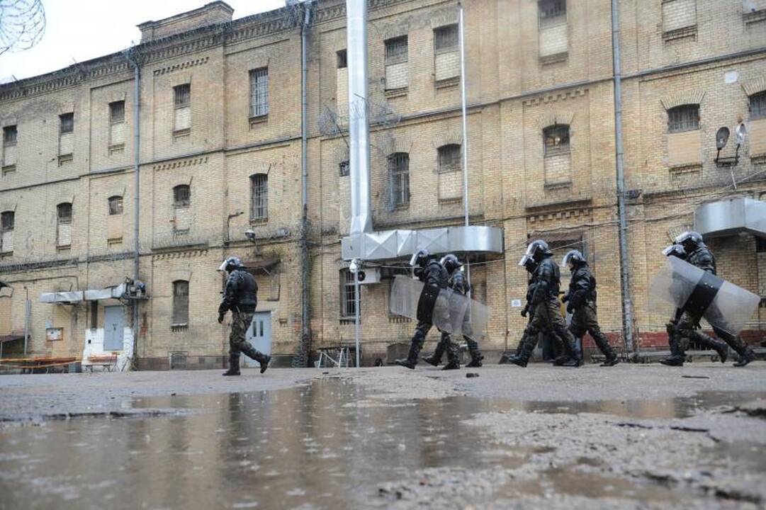 Pratybos Lukiškėse: kaip malšinti gaisrą ir riaušes