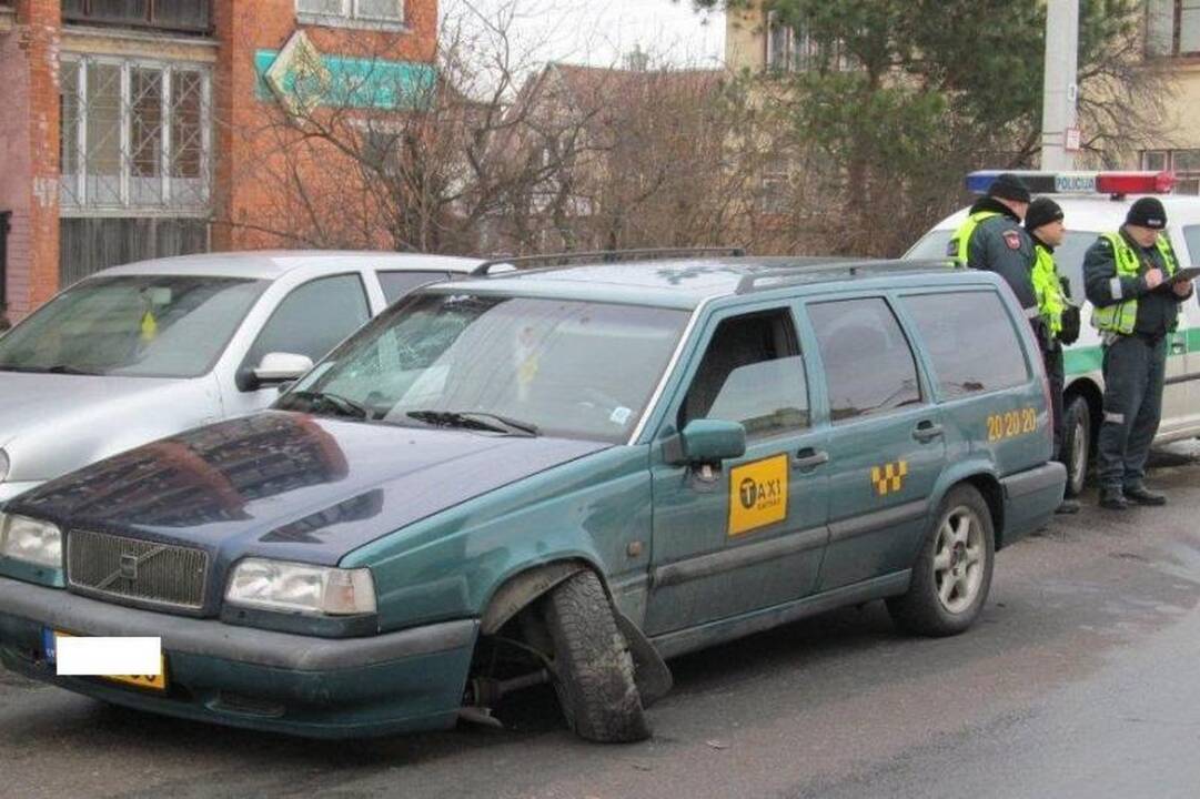 Insultą patyręs taksi vairuotojas sukėlė avariją
