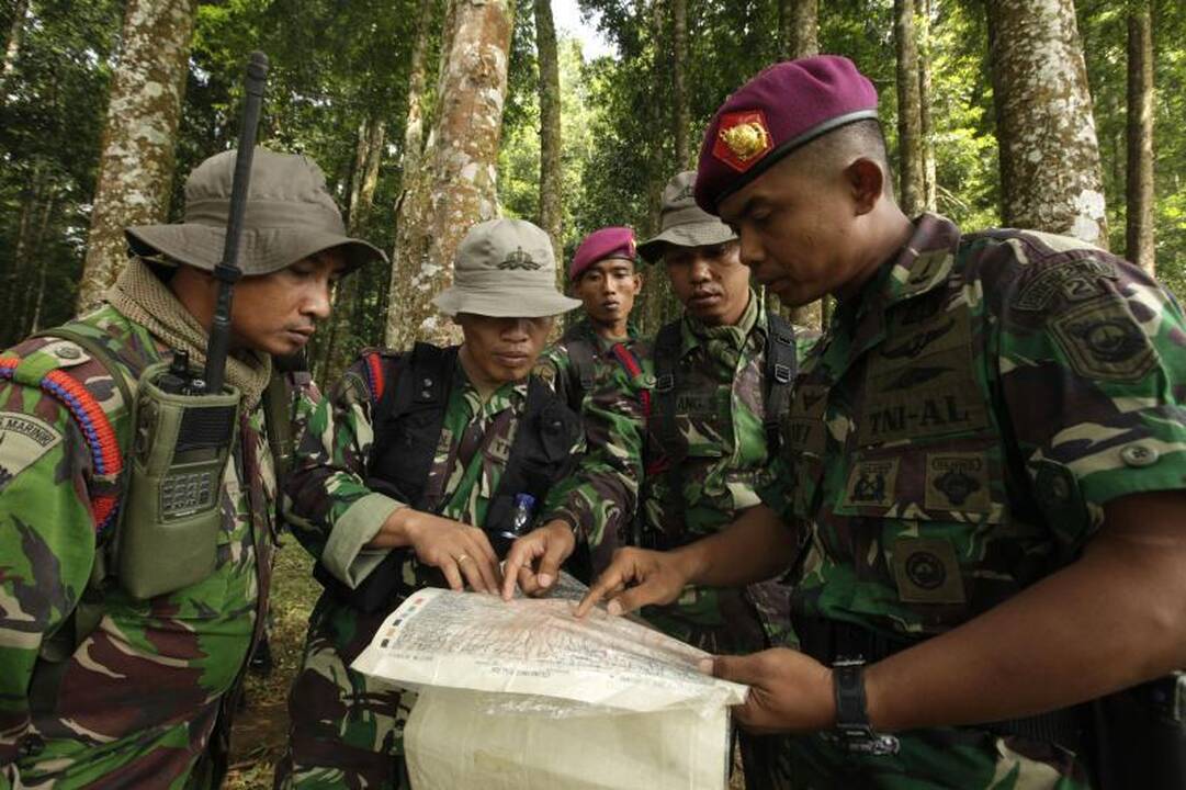 Indonezijoje sudužus lėktuvui likusių gyvų žmonių kol kas nerasta
