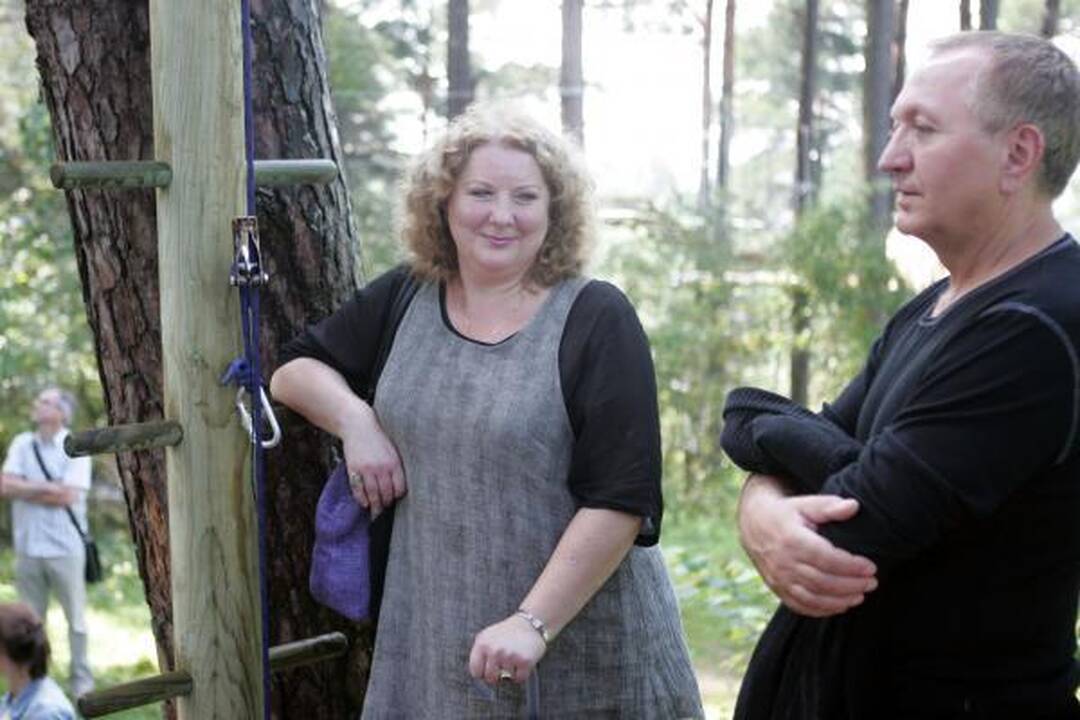 Serialo "Drąsos kaina" aktoriai savo drąsos koeficientą pasitikrino besikarstydami po medžius 
