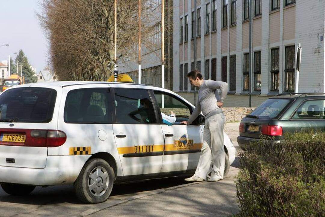 Miesto gatves okupavo įpykę taksistai   