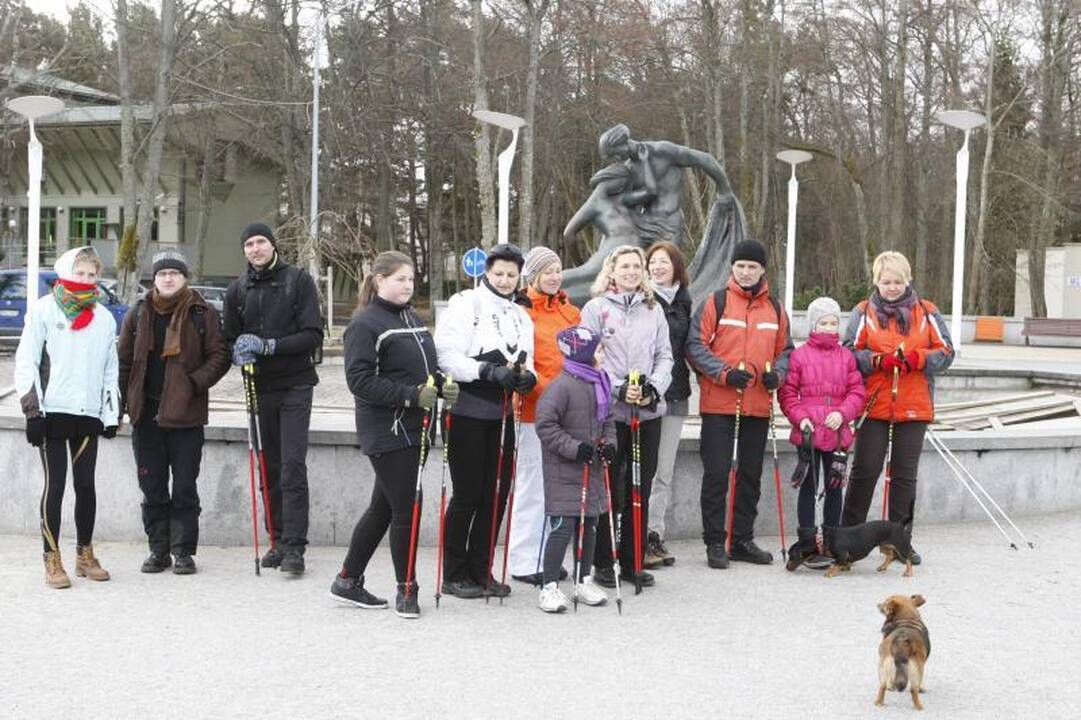 Palangiškiai gausiu būriu išsiruošė į žygį pajūriu