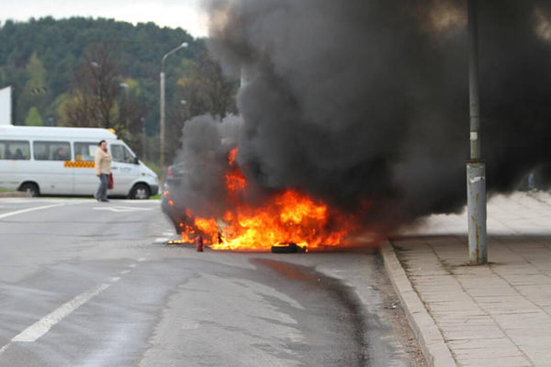 Vilniuje judrioje gatvėje sudegė automobilis