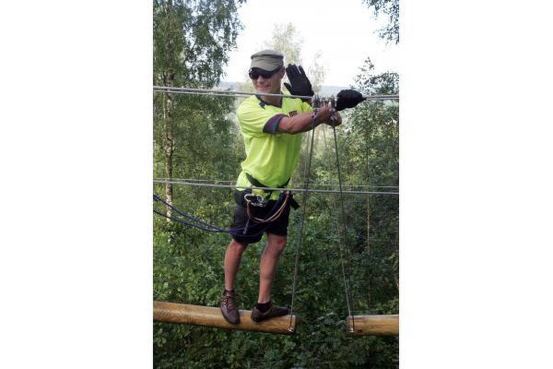 Serialo "Drąsos kaina" aktoriai savo drąsos koeficientą pasitikrino besikarstydami po medžius 