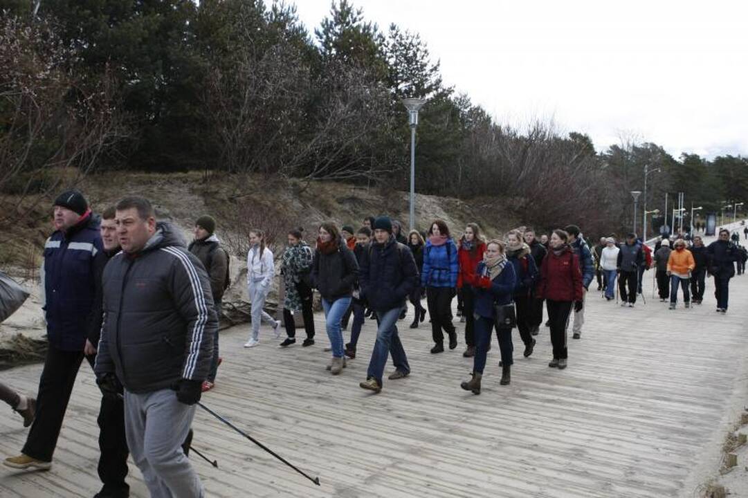 Palangiškiai gausiu būriu išsiruošė į žygį pajūriu