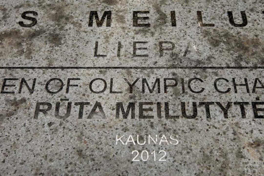 R.Meilutytės plokštė – jau be klaidos, bet kodėl pagelto liepa?