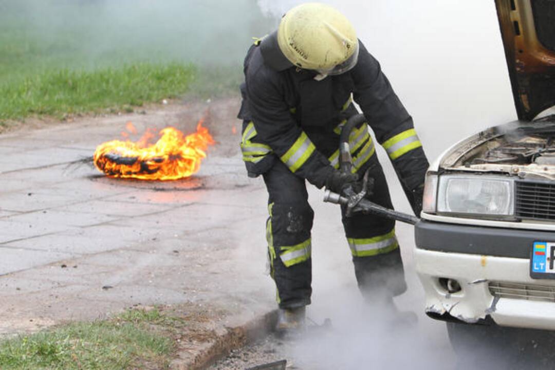 Vilniuje judrioje gatvėje sudegė automobilis