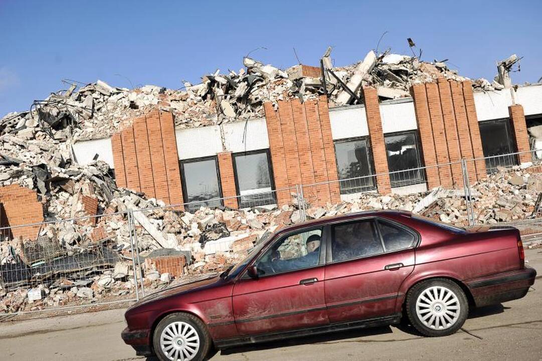 Buvęs gigantas šluojamas nuo žemės paviršiaus   