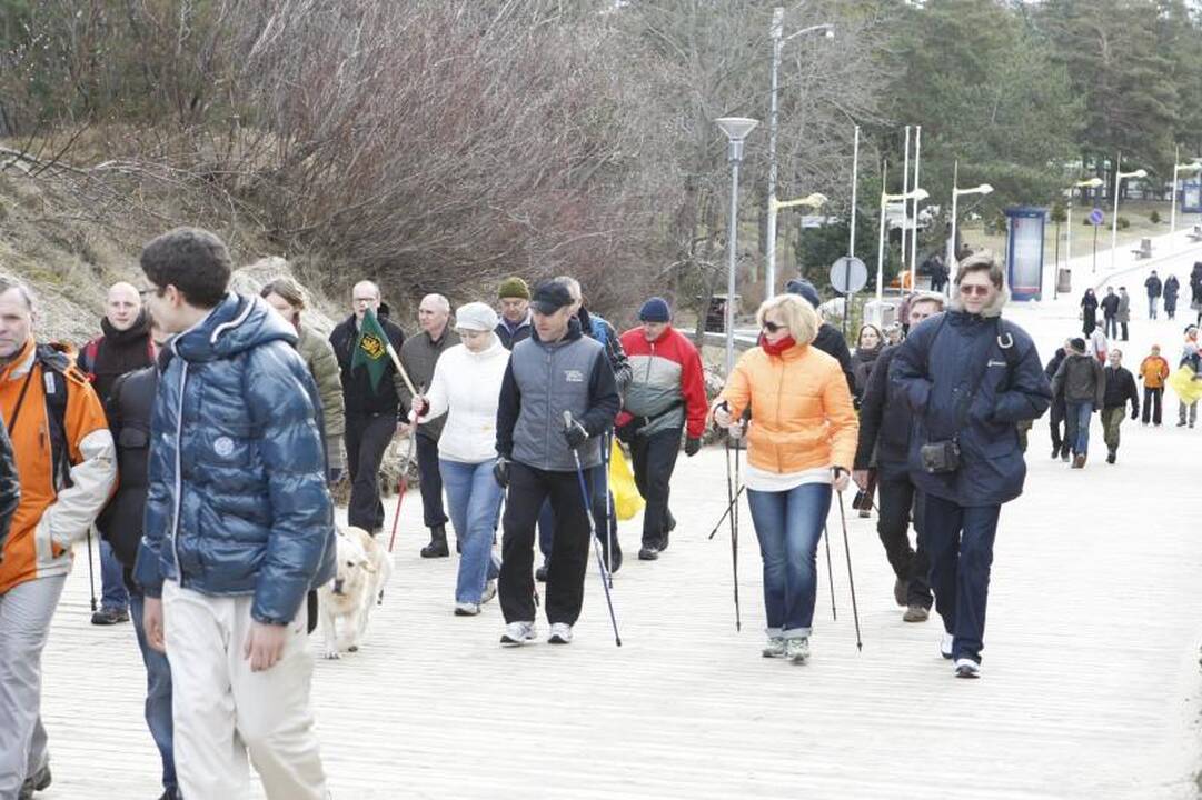 Palangiškiai gausiu būriu išsiruošė į žygį pajūriu