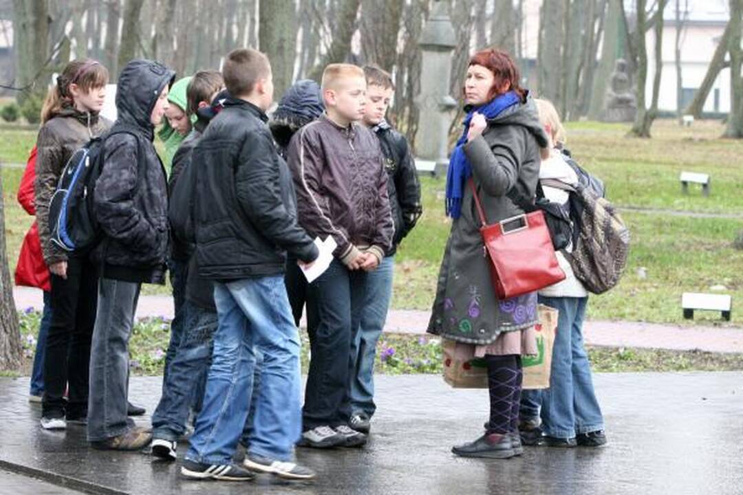 Skulptūrų parke iškėlė inkilus