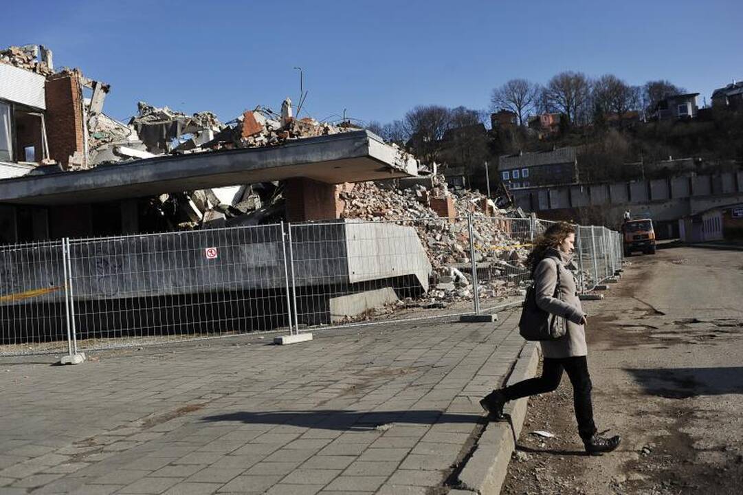 Buvęs gigantas šluojamas nuo žemės paviršiaus   