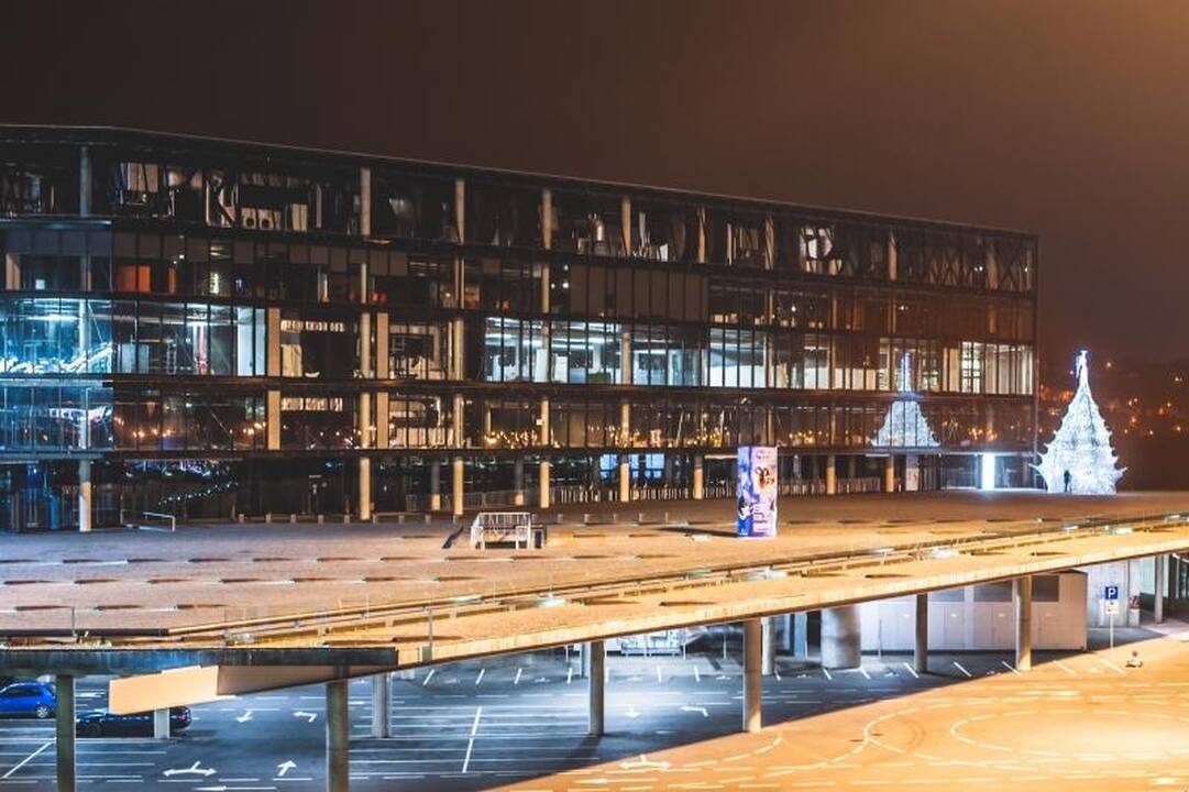 Prie „Žalgirio“ arenos įžiebta pirmoji Kalėdų eglė Kaune