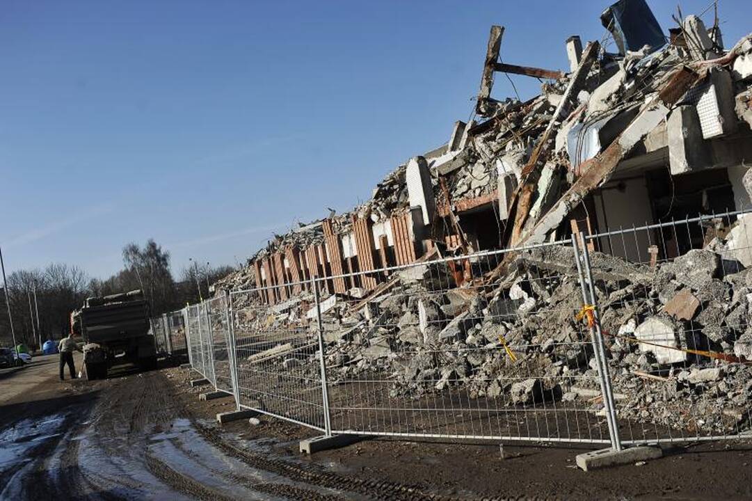 Buvęs gigantas šluojamas nuo žemės paviršiaus   