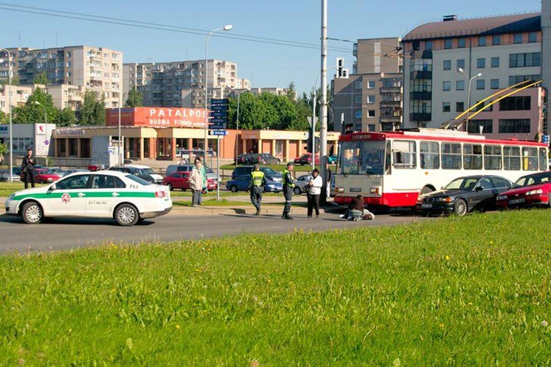 Vilniuje pėsčiųjų perėjoje BMW partrenkė moterį