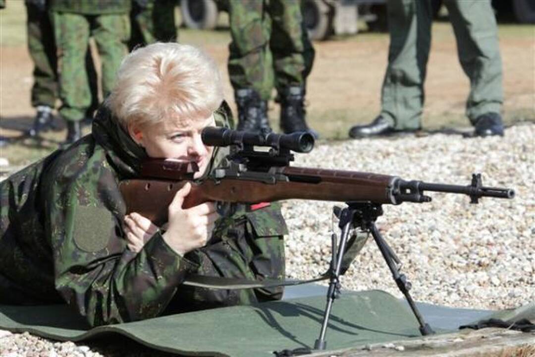 D.Grybauskaitė išbandė Lietuvos ginklus 