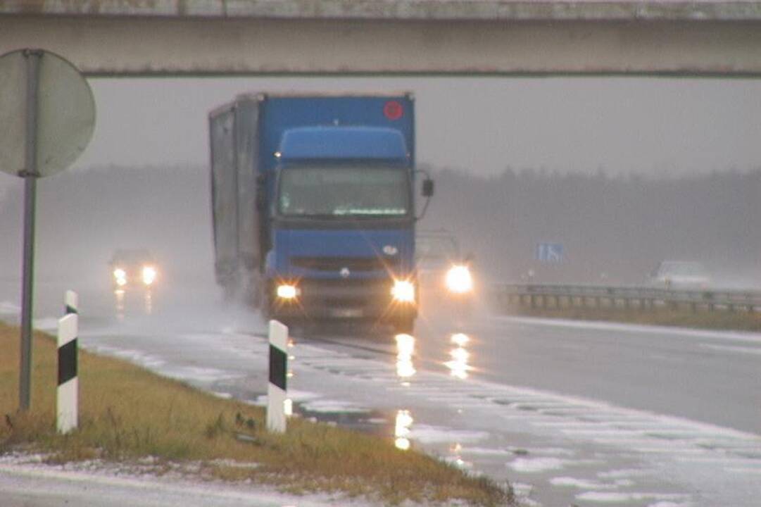 Didžiojoje šalies dalyje snyguriuoja, gali būti slidu