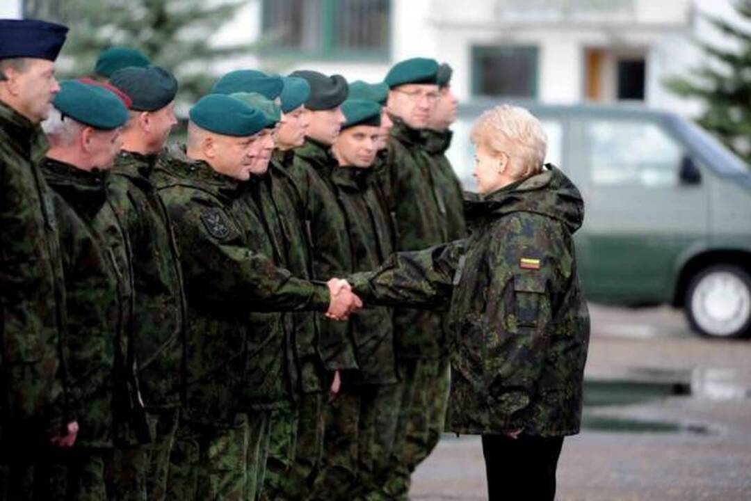 D.Grybauskaitė išbandė Lietuvos ginklus 