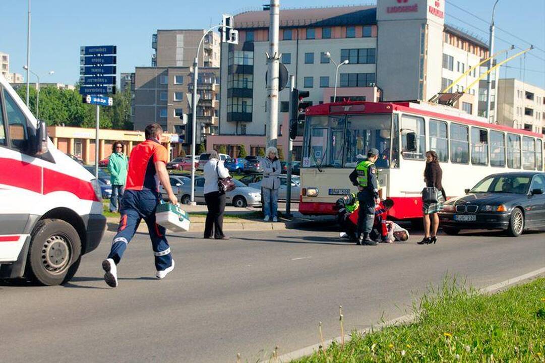 Vilniuje pėsčiųjų perėjoje BMW partrenkė moterį