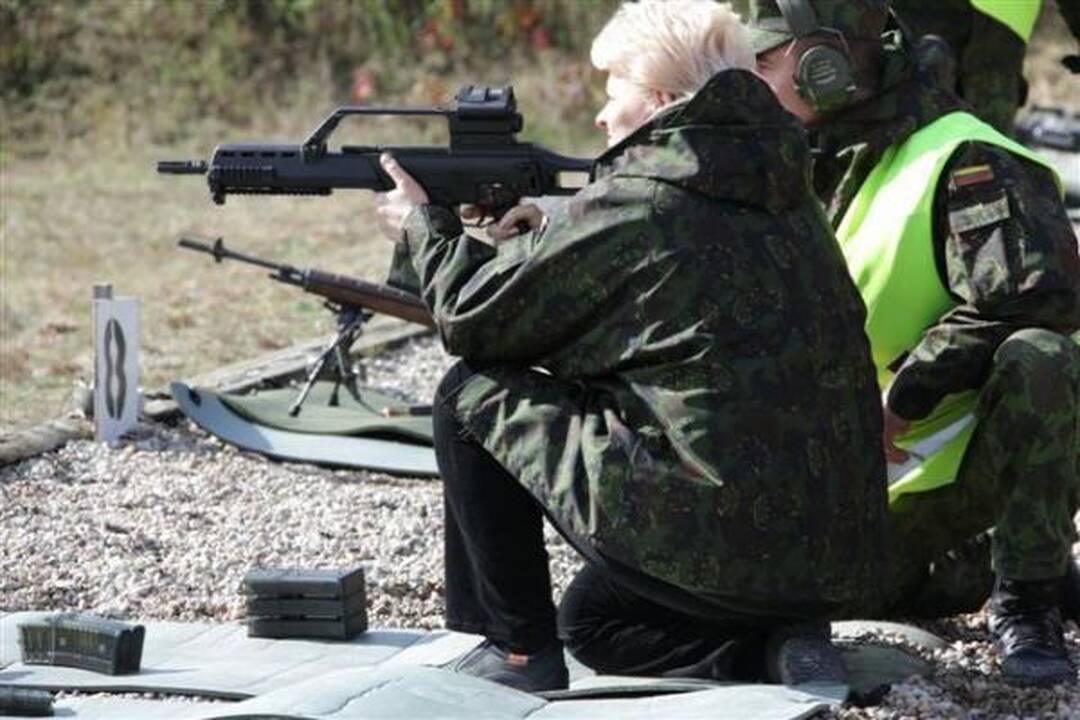 D.Grybauskaitė išbandė Lietuvos ginklus 