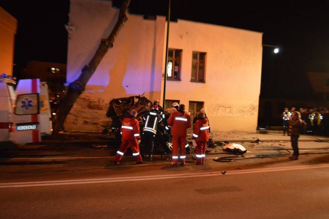 Nakties lenktynės Klaipėdoje baigėsi dviejų jaunuolių žūtimi (foto)