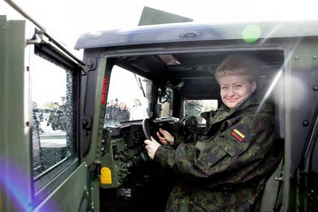 D.Grybauskaitė išbandė Lietuvos ginklus 