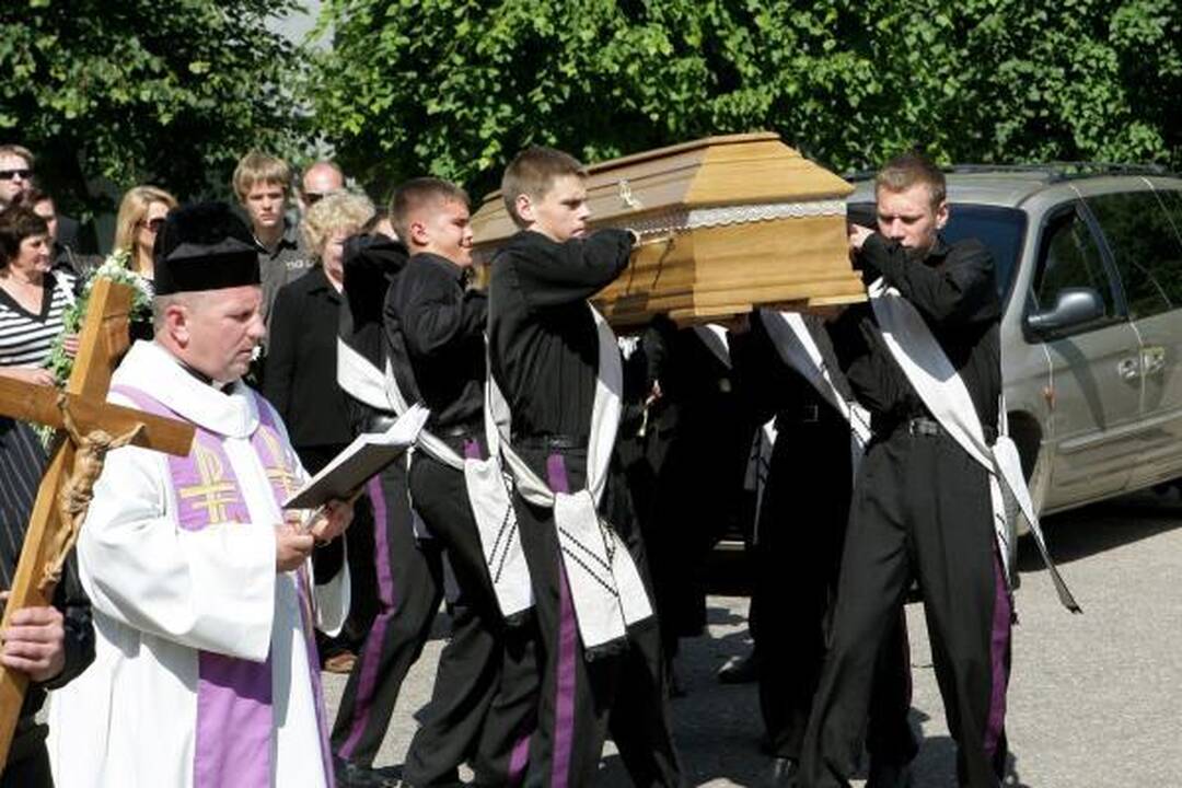 A.Ūsas palaidotas Zapyškio kapinėse, netoli Kauno (papildyta)
