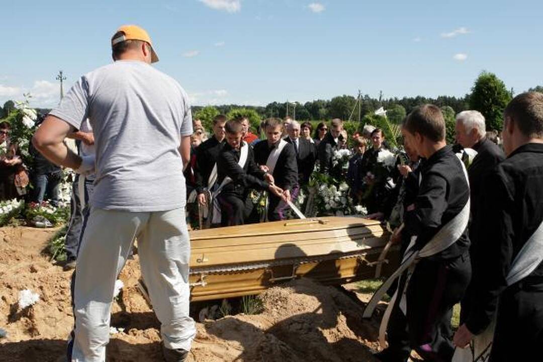 A.Ūsas palaidotas Zapyškio kapinėse, netoli Kauno (papildyta)