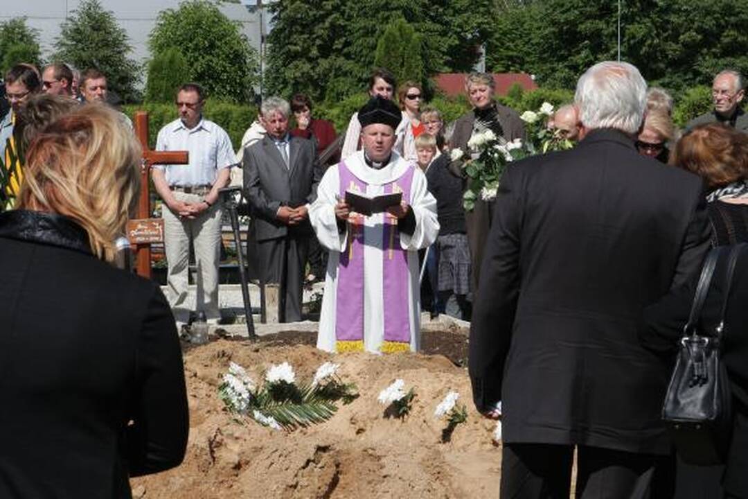 A.Ūsas palaidotas Zapyškio kapinėse, netoli Kauno (papildyta)