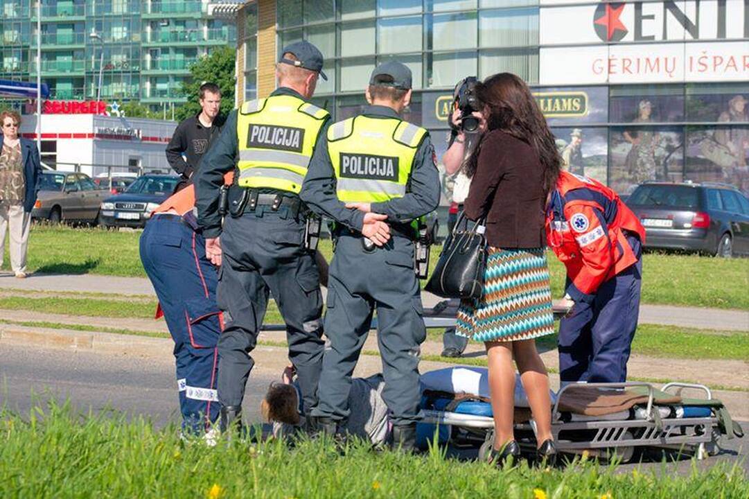 Vilniuje pėsčiųjų perėjoje BMW partrenkė moterį