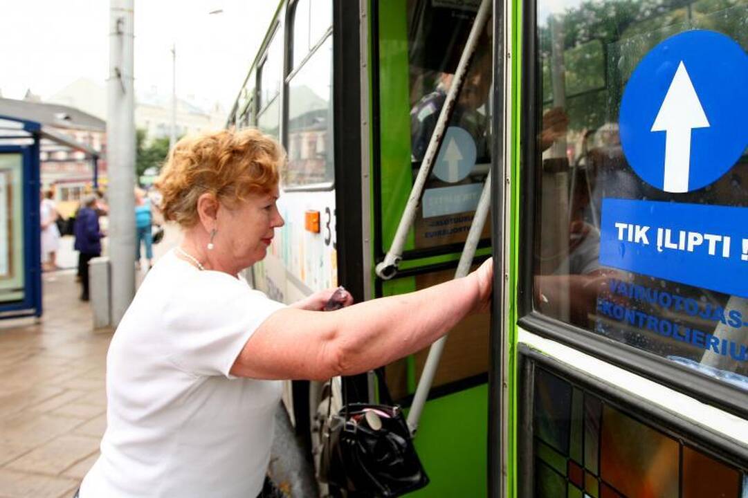 Į autobusą – tik pro priekines duris!