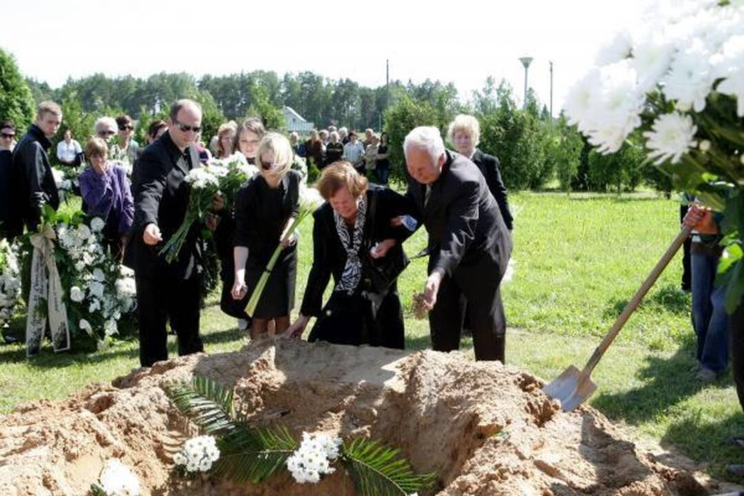 A.Ūsas palaidotas Zapyškio kapinėse, netoli Kauno (papildyta)